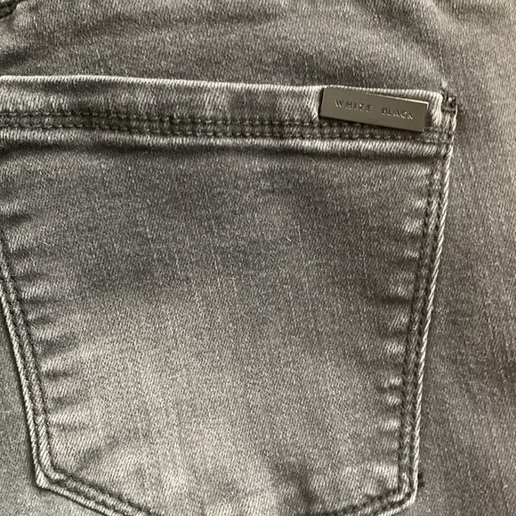 WHBM Embellished Skinny Jeans Denim in Black Women’s Size 2 - Picture 8 of 9